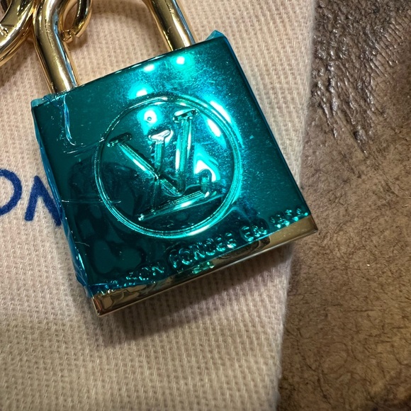 Louis Vuitton Gold Padlock Bag Charm includes dust bag and box - Picture 5 of 13